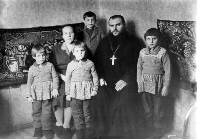 Семья отца Михаила и матушки Нины Халюто. С. Покров Рыбинского района. 1966 год.